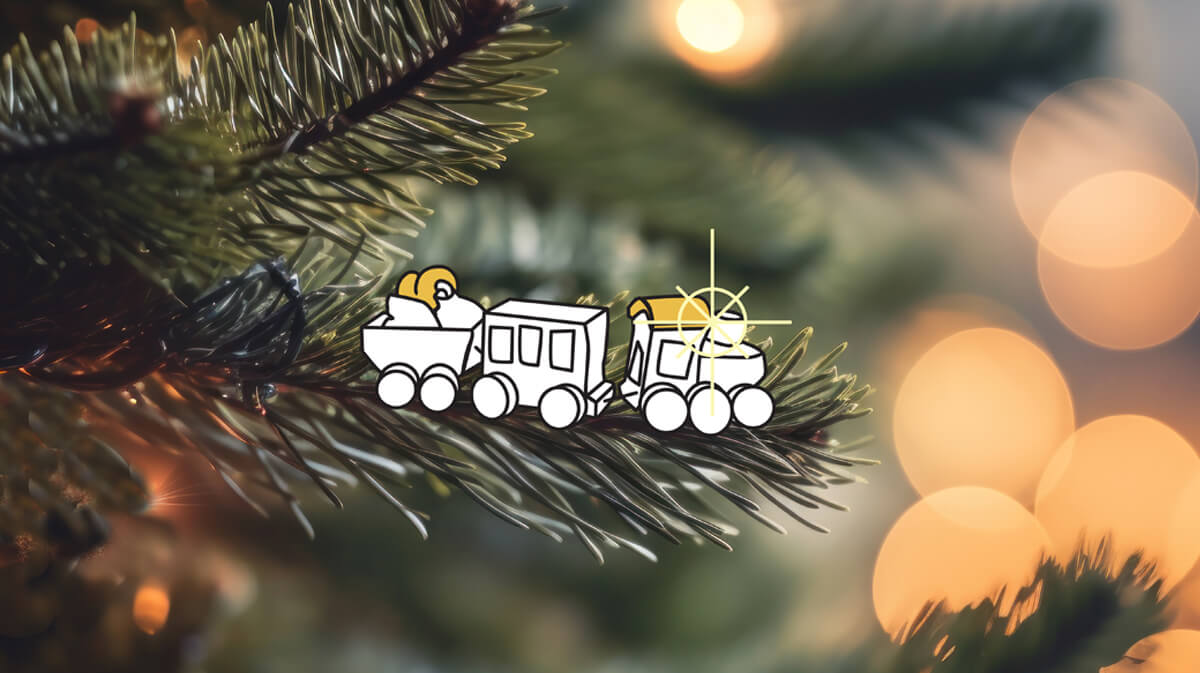 Décoration de Noël en porcelaine artisanale en forme de petit train, accrochée dans un sapin traditionnel
