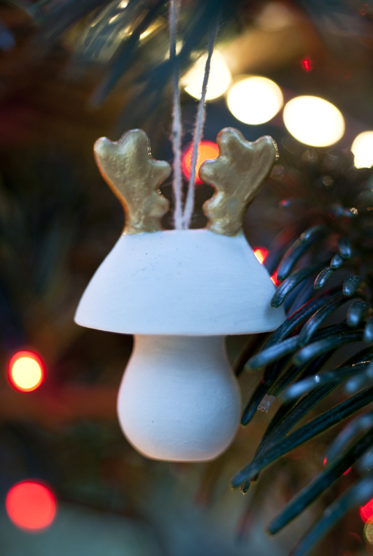 décorations de Noël en porcelaine représentant un champignon portant des bois de renne