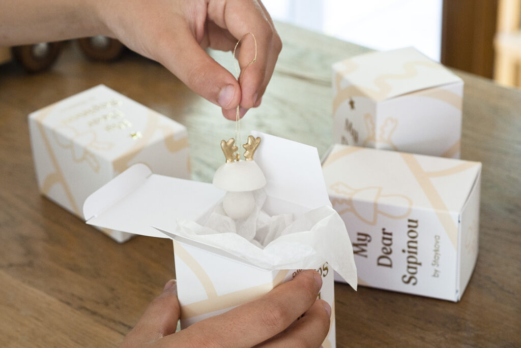 Déballage d'une décoration de Noël Champi-Renne en porcelaine dans son coffret My Dear Sapinou