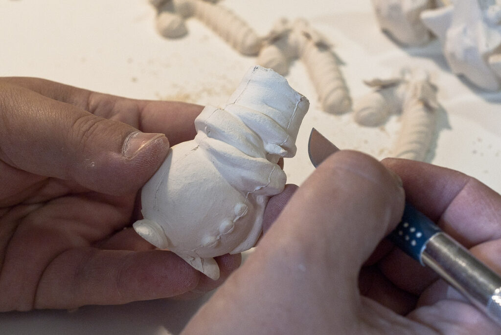 Finissions et ébarbage du bonhomme de neige en porcelaine