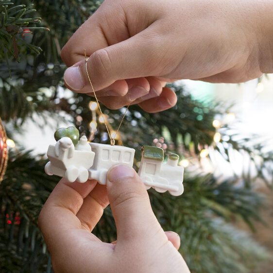 Décoration de Noël artisanale en porcelaine suspendue dans un sapin