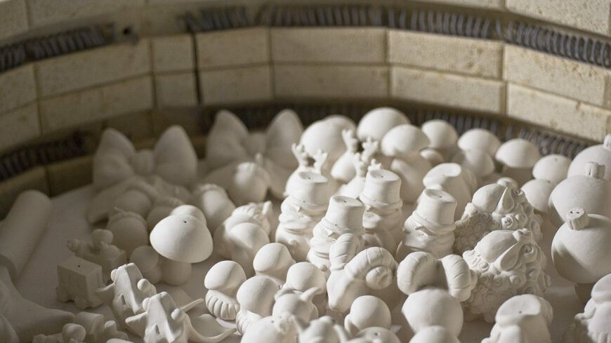 Décorations de Noël en porcelaine après la première cuisson dans un four de potier