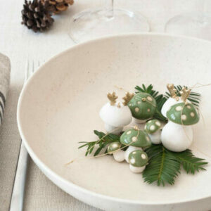 Assiette avec champignons en porcelaine et pommes de pin, ambiance de Noël